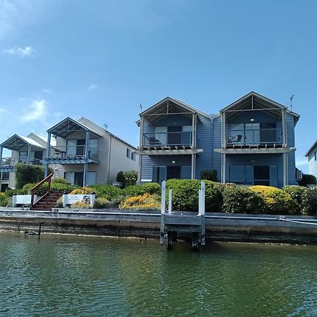 Captains Cove Resort - Waterfront Apartments Пейнсвил Екстериор снимка