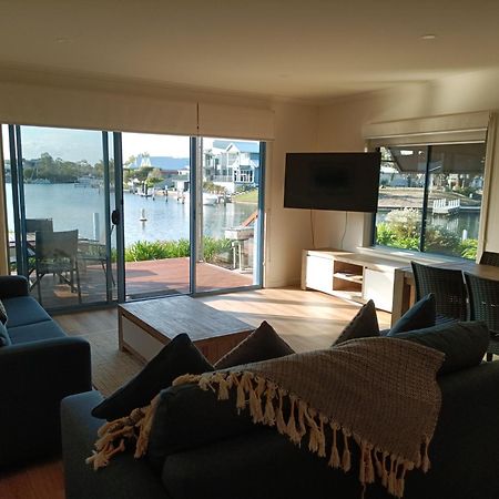 Captains Cove Resort - Waterfront Apartments Пейнсвил Екстериор снимка