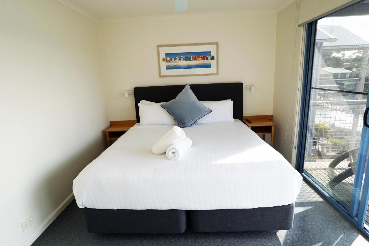 Captains Cove Resort - Waterfront Apartments Пейнсвил Екстериор снимка