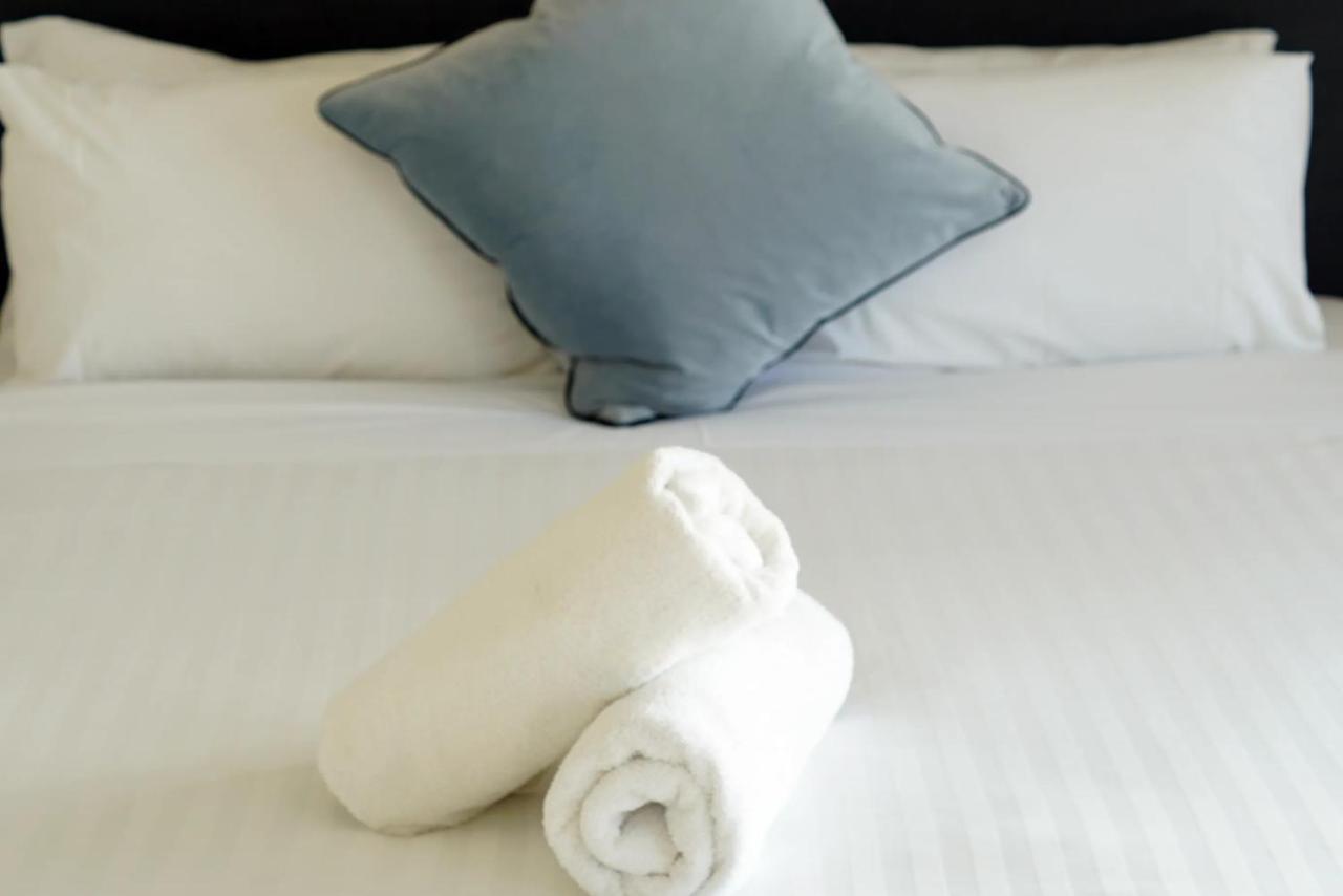 Captains Cove Resort - Waterfront Apartments Пейнсвил Екстериор снимка