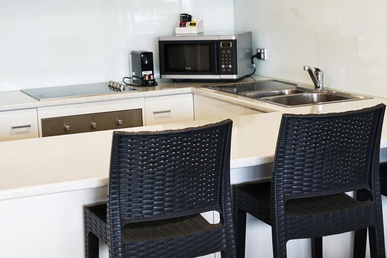 Captains Cove Resort - Waterfront Apartments Пейнсвил Екстериор снимка