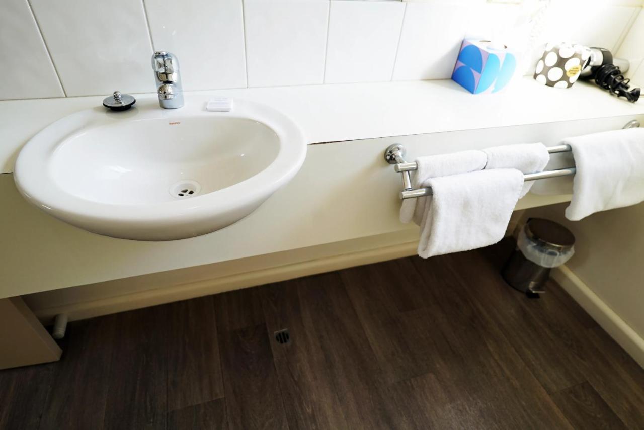 Captains Cove Resort - Waterfront Apartments Пейнсвил Екстериор снимка
