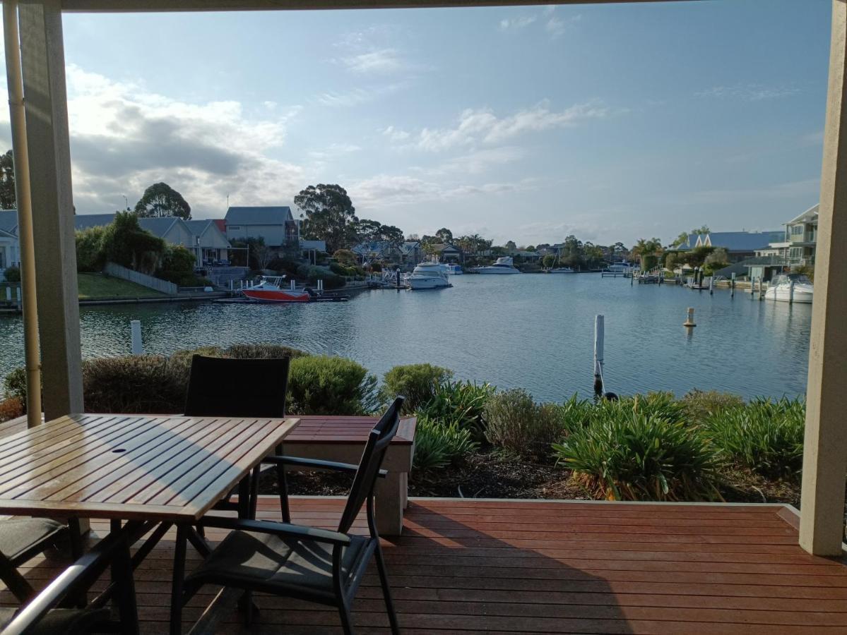 Captains Cove Resort - Waterfront Apartments Пейнсвил Екстериор снимка