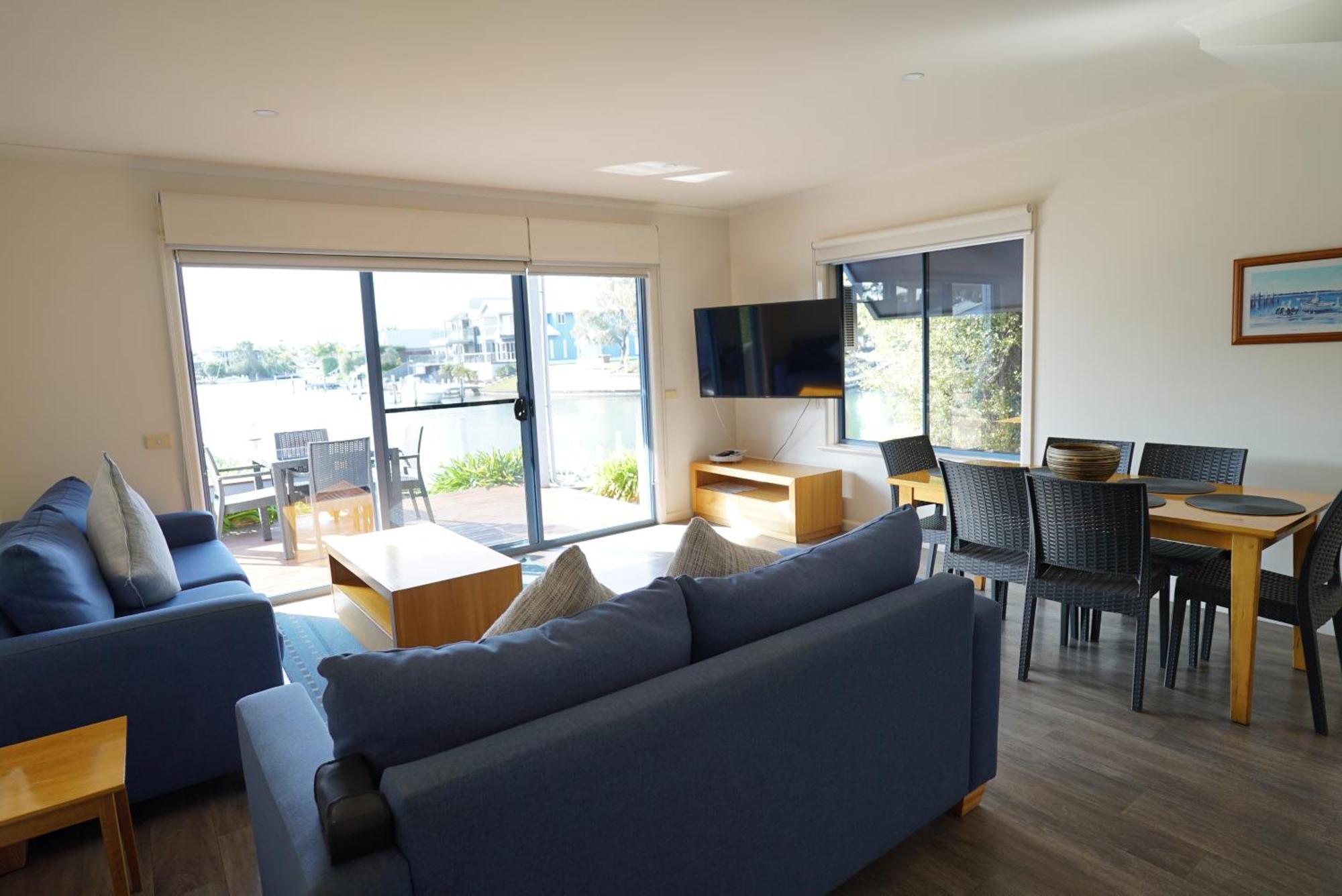 Captains Cove Resort - Waterfront Apartments Пейнсвил Екстериор снимка