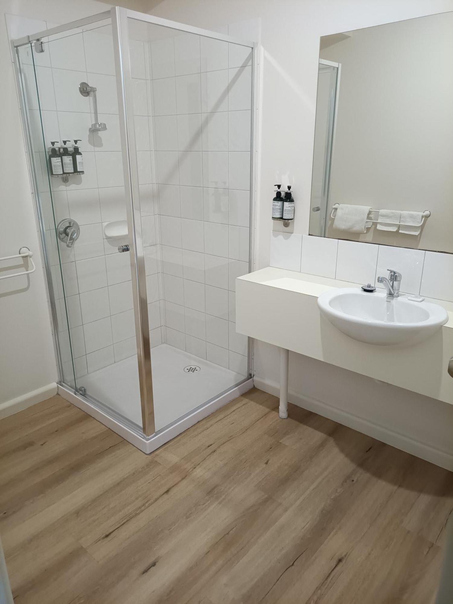 Captains Cove Resort - Waterfront Apartments Пейнсвил Екстериор снимка