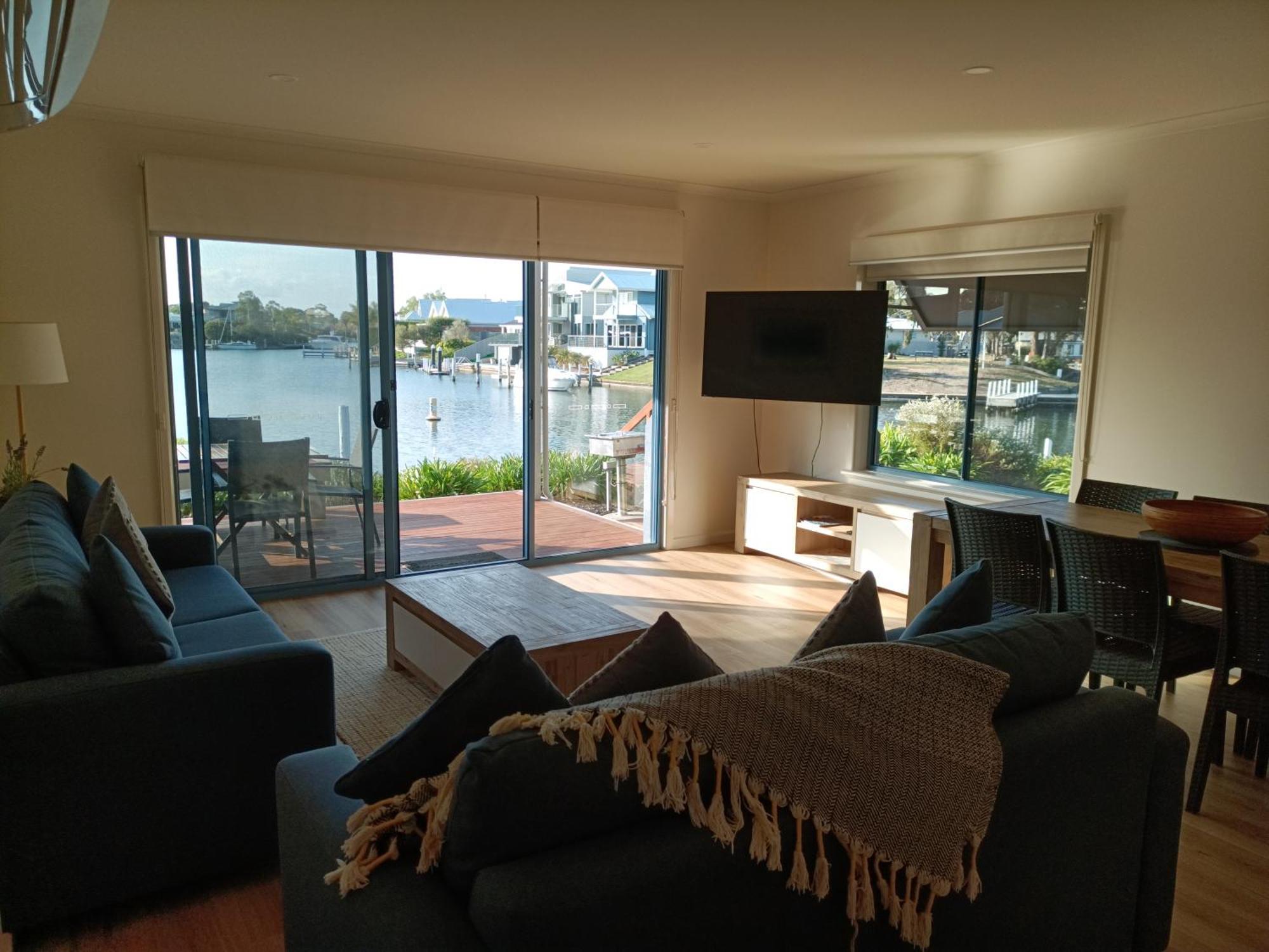 Captains Cove Resort - Waterfront Apartments Пейнсвил Екстериор снимка