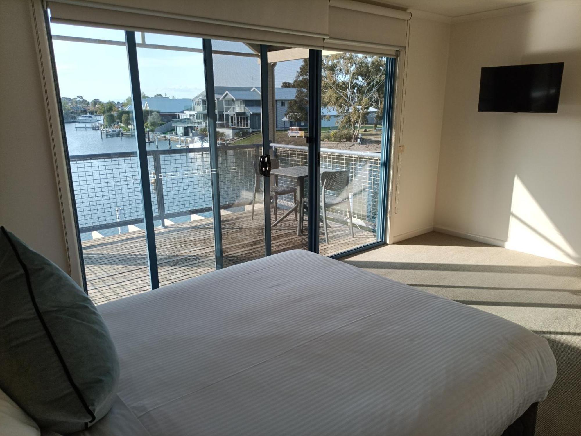 Captains Cove Resort - Waterfront Apartments Пейнсвил Екстериор снимка