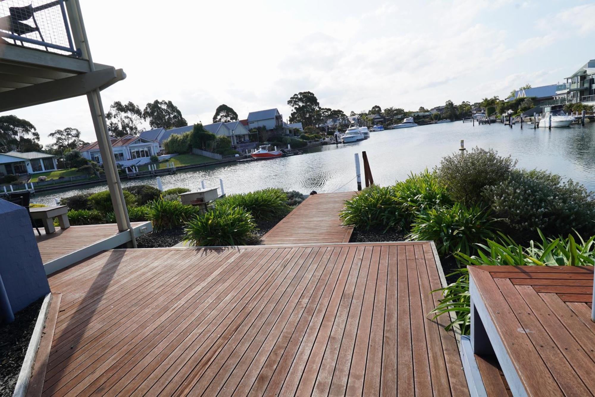 Captains Cove Resort - Waterfront Apartments Пейнсвил Екстериор снимка