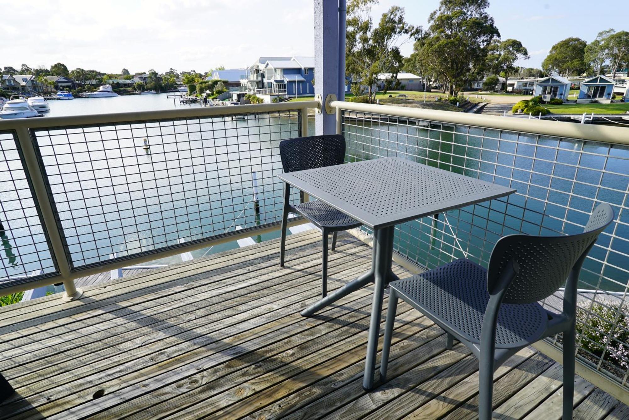 Captains Cove Resort - Waterfront Apartments Пейнсвил Екстериор снимка