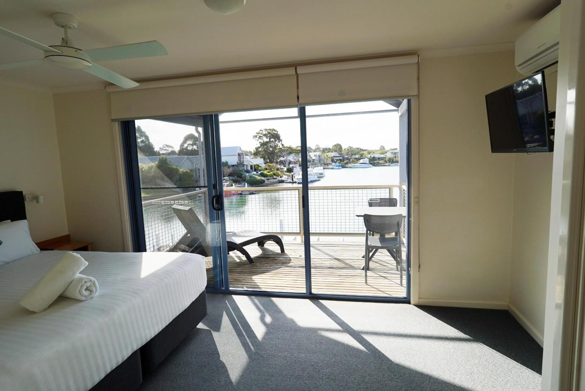 Captains Cove Resort - Waterfront Apartments Пейнсвил Екстериор снимка
