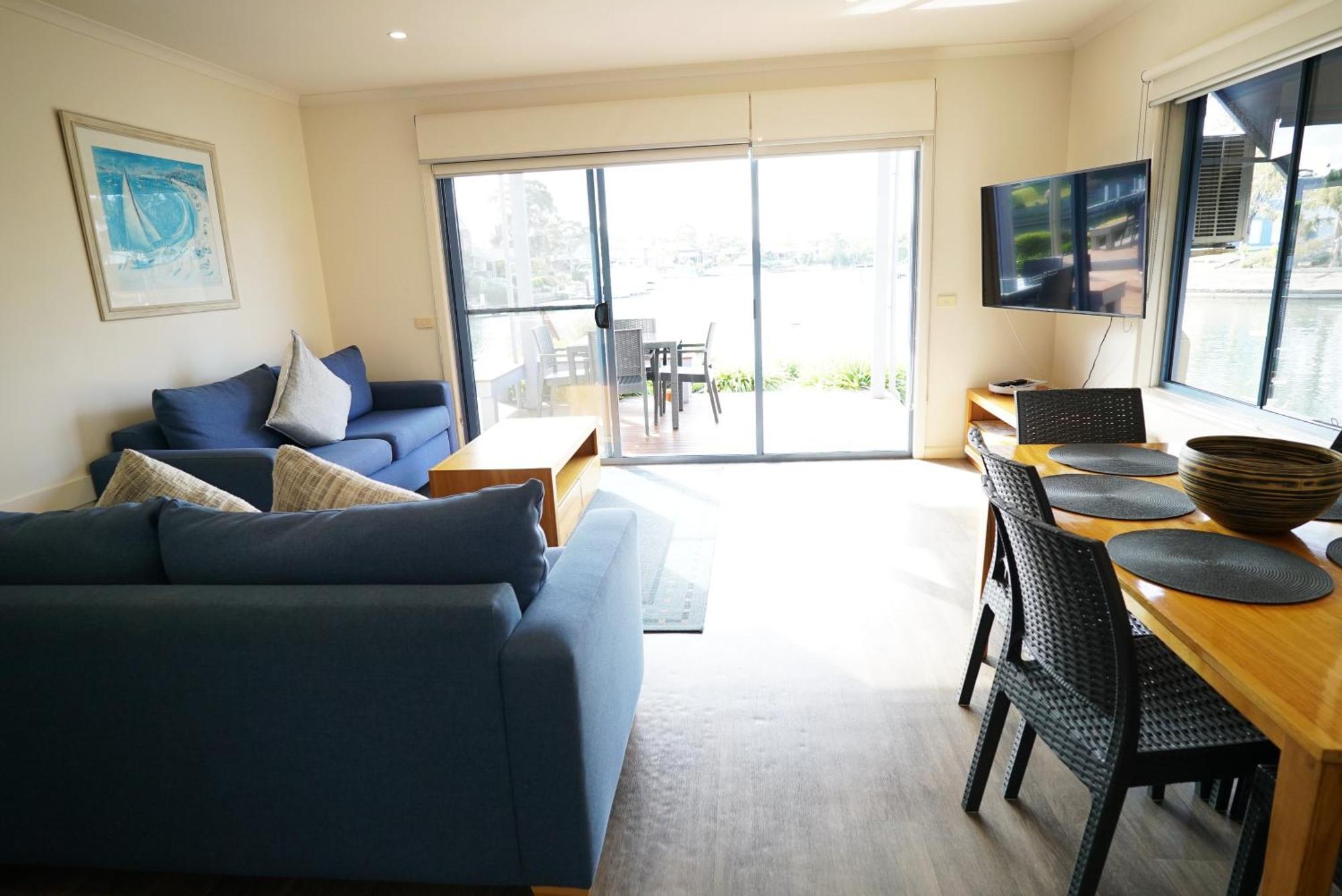 Captains Cove Resort - Waterfront Apartments Пейнсвил Екстериор снимка